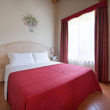 Residence Adamello Resort Понте-ди-Леньо Номер фото
